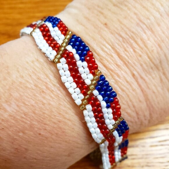 Handcrafted Beaded American Flag Patriotic Bracelet 7.5 inches - Picture 1 of 8